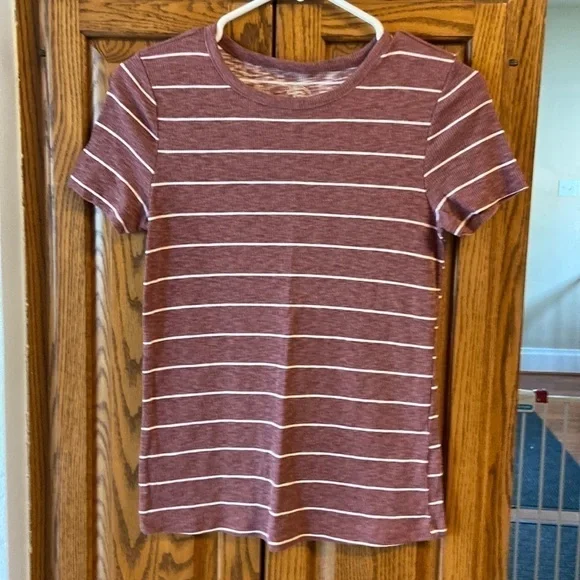 Maurice’s 24/7 T Size Medium Red Striped - Picture 1 of 2